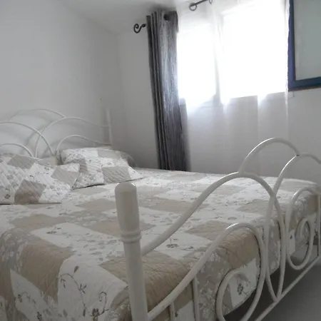 Mazet Climatise Avec Piscine, Terrasse Et Parking Privatif - 4 Couchages, - Fr-1-251-736 *