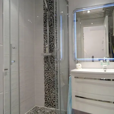Mazet Climatise Avec Piscine, Terrasse Et Parking Privatif - 4 Couchages, - Fr-1-251-736 * Le Lavandou
