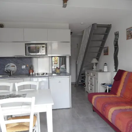 Mazet Climatise Avec Piscine, Terrasse Et Parking Privatif - 4 Couchages, - Fr-1-251-736 Le Lavandou